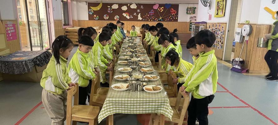 如何训练宠物狗狗文明用餐礼仪（培养宠物狗狗良好的餐桌习惯）